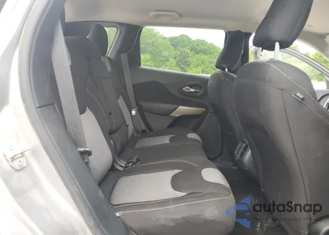 2018 Jeep Cherokee Latitude z USA, uszkodzony, nr VIN 1C4PJLCB1JD566642